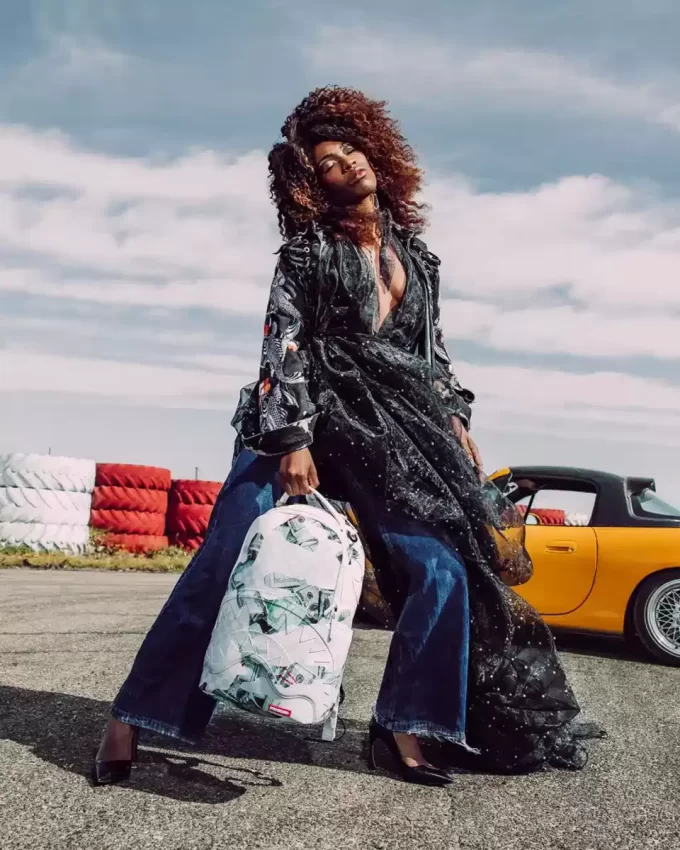 3 Uhr morgens Geld in einem zufällig ausgewählten Rucksack (DLXV) 3 Uhr morgens Geld in einem zufällig ausgewählten Rucksack (DLXV)