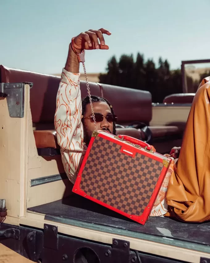 ALLES ODER NICHTS HAIE IN PARIS ATTACHÉ HANDSCHELLEN-AKTENKOFFER ALLES ODER NICHTS HAIE IN PARIS ATTACHÉ HANDSCHELLEN-AKTENKOFFER