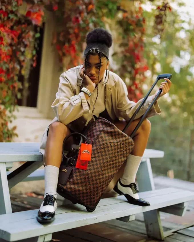 AUS PARIS MIT LIEBE – EXPRESS-DUFFLEKARTON (MIT RÄDERN)