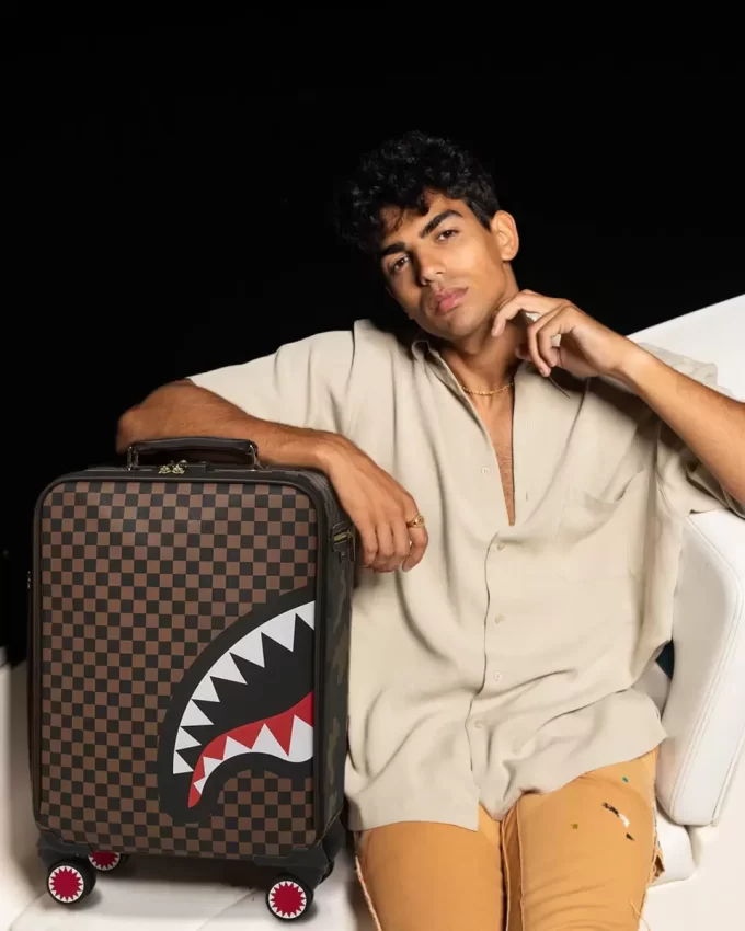 AUSSENGESTALTUNG GOLDENE REISSVERSCHLUSSTASCHE HAIE IN PARIS JETSETTER HANDGEPÄCK