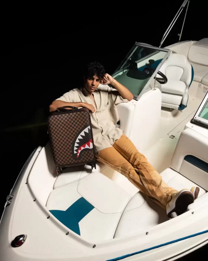 AUSSENGESTALTUNG GOLDENE REISSVERSCHLUSSTASCHE HAIE IN PARIS JETSETTER HANDGEPÄCK