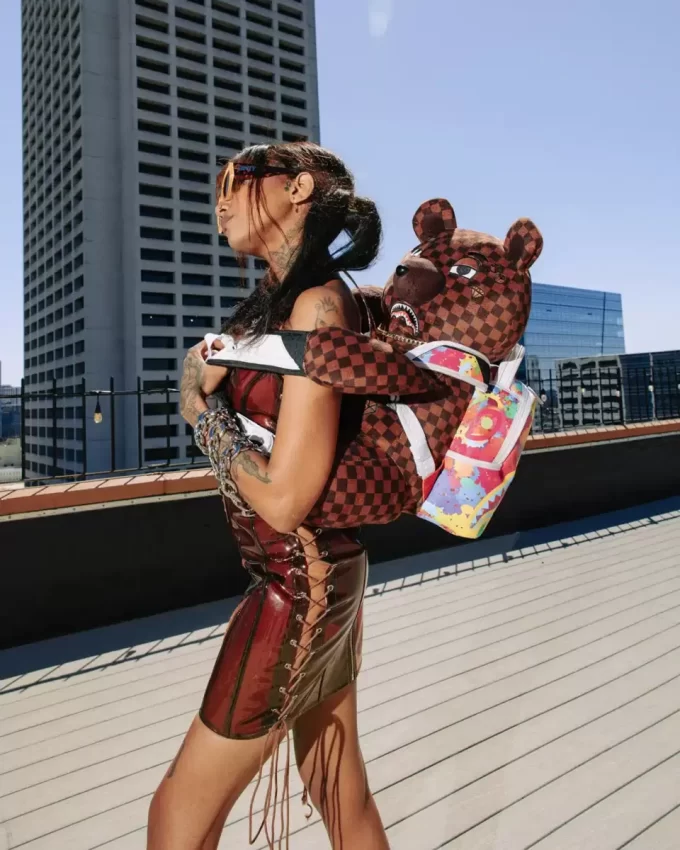 Bär trägt Rucksack als Rucksack Bär trägt Rucksack als Rucksack