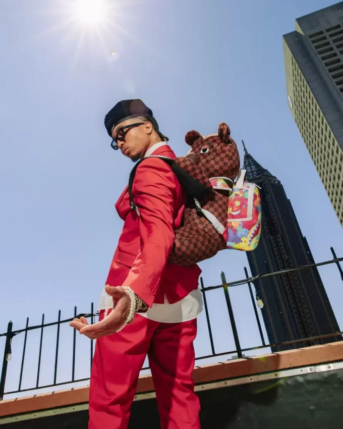 Bär trägt Rucksack als Rucksack Bär trägt Rucksack als Rucksack