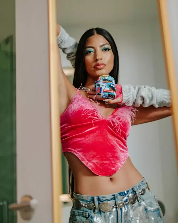 Collage aus zufällig ausgewählten Rucksack-Schlüsselanhängern