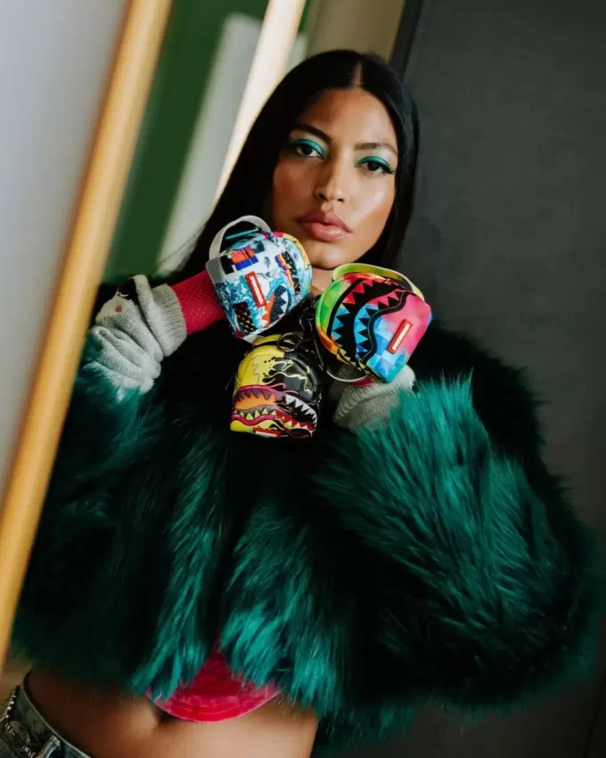 Collage aus zufällig ausgewählten Rucksack-Schlüsselanhängern