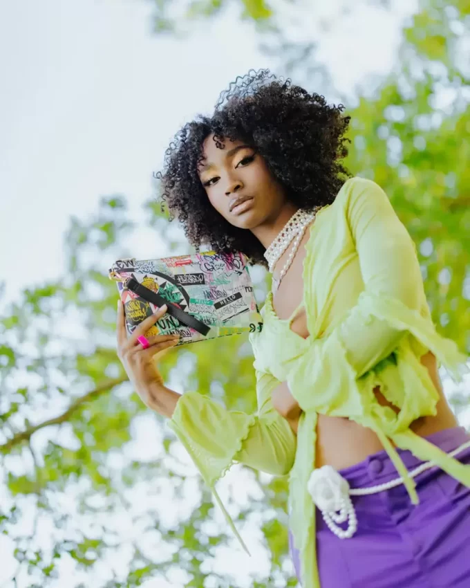 CREATE ANOTHER DAY CROSSOVER CLUTCH MIT SCHULTERGURT