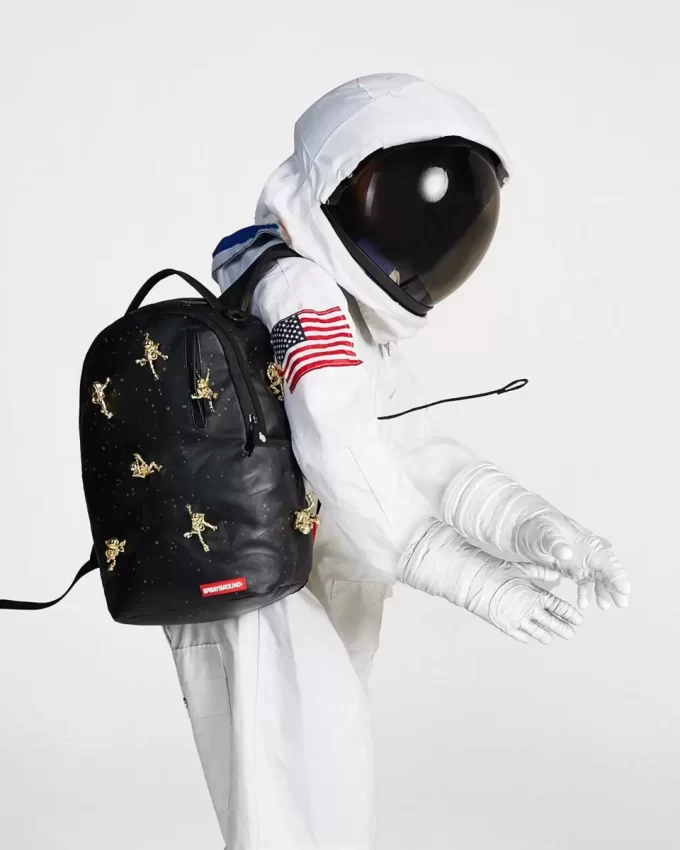 DER RUCKSACK „VERLOREN IM WELTRAUM“ (10 3D-ASTRONAUTEN AUS GOLDMETALL)