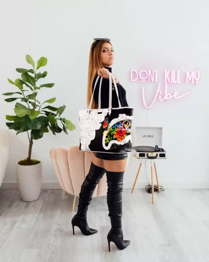 Die floral geschnittene Tragetasche