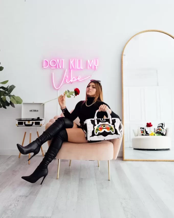 DIE MINI-DUFFEL MIT BLUMENSCHNITT DIE MINI-DUFFEL MIT BLUMENSCHNITT