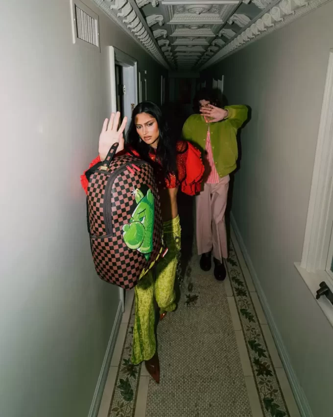 Geldbär tief in Gedanken versunken Rucksack