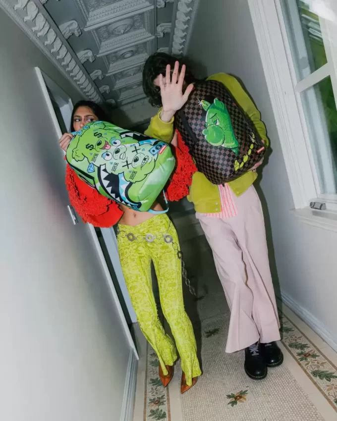 Geldbär tief in Gedanken versunken Rucksack