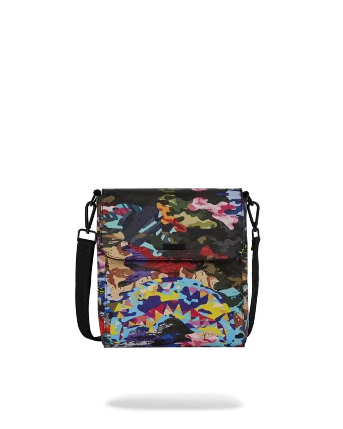 GESCHNITTENE UND GEWÜRFELTE CAMO-UMHÄNGETASCHE GESCHNITTENE UND GEWÜRFELTE CAMO-UMHÄNGETASCHE