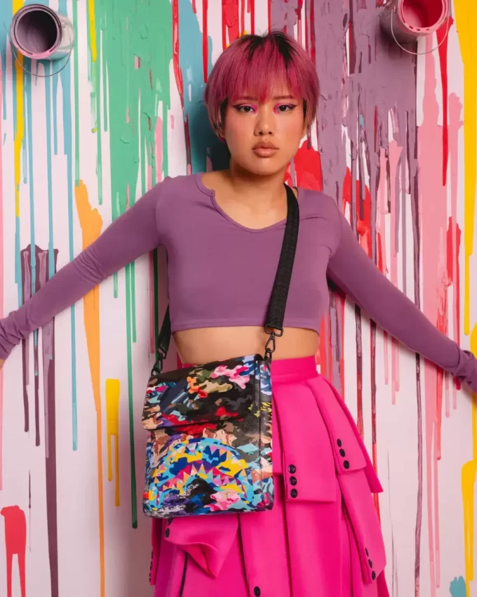 GESCHNITTENE UND GEWÜRFELTE CAMO-UMHÄNGETASCHE GESCHNITTENE UND GEWÜRFELTE CAMO-UMHÄNGETASCHE