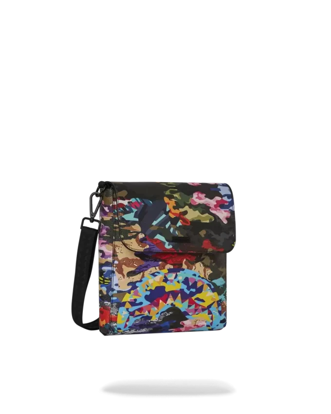 GESCHNITTENE UND GEWÜRFELTE CAMO-UMHÄNGETASCHE GESCHNITTENE UND GEWÜRFELTE CAMO-UMHÄNGETASCHE