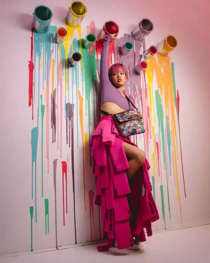 GESCHNITTENE UND GEWÜRFELTE CAMO-UMHÄNGETASCHE GESCHNITTENE UND GEWÜRFELTE CAMO-UMHÄNGETASCHE