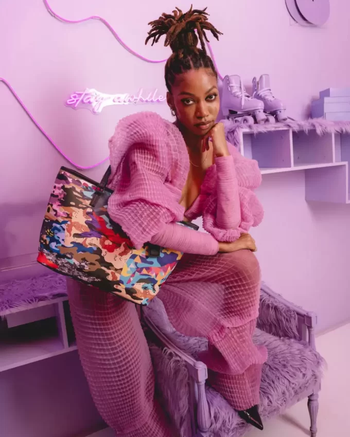 GEZEICHNETE UND GEWÜRFELTE TARISCHENTASCHE GEZEICHNETE UND GEWÜRFELTE TARISCHENTASCHE