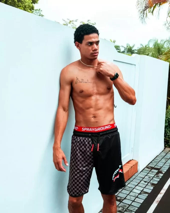 Graue karierte Badehose mit Schlitz