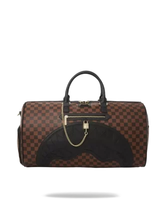 HENNY SCHLÄGT HAIE IN PARIS DUFFLE