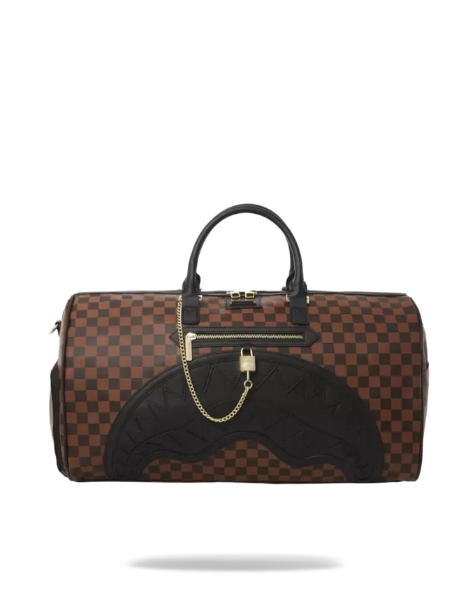 HENNY SCHLÄGT HAIE IN PARIS DUFFLE