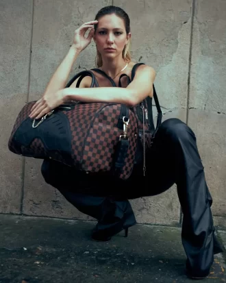 HENNY SCHLÄGT HAIE IN PARIS DUFFLE