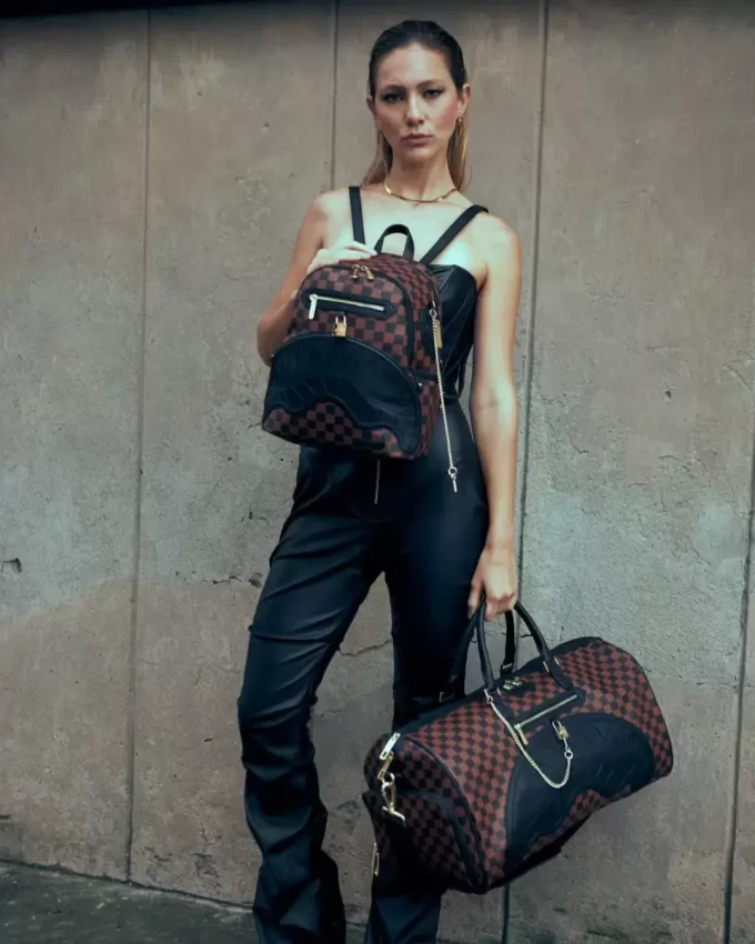 HENNY SCHLÄGT HAIE IN PARIS SAVAGE