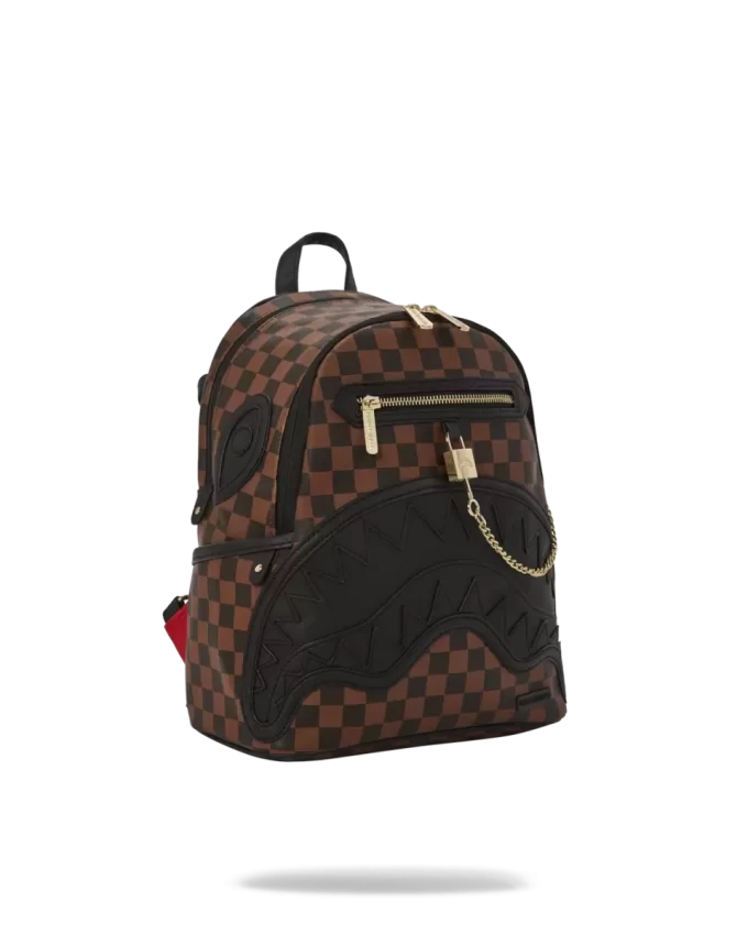 HENNY SCHLÄGT HAIE IN PARIS SAVAGE