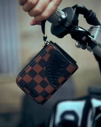 HENNY SCHLÄGT HAIE IN PARISER GELDBÖRSE