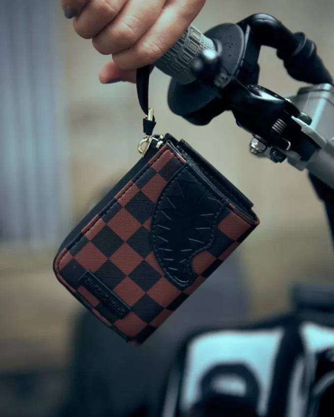 HENNY SCHLÄGT HAIE IN PARISER GELDBÖRSE