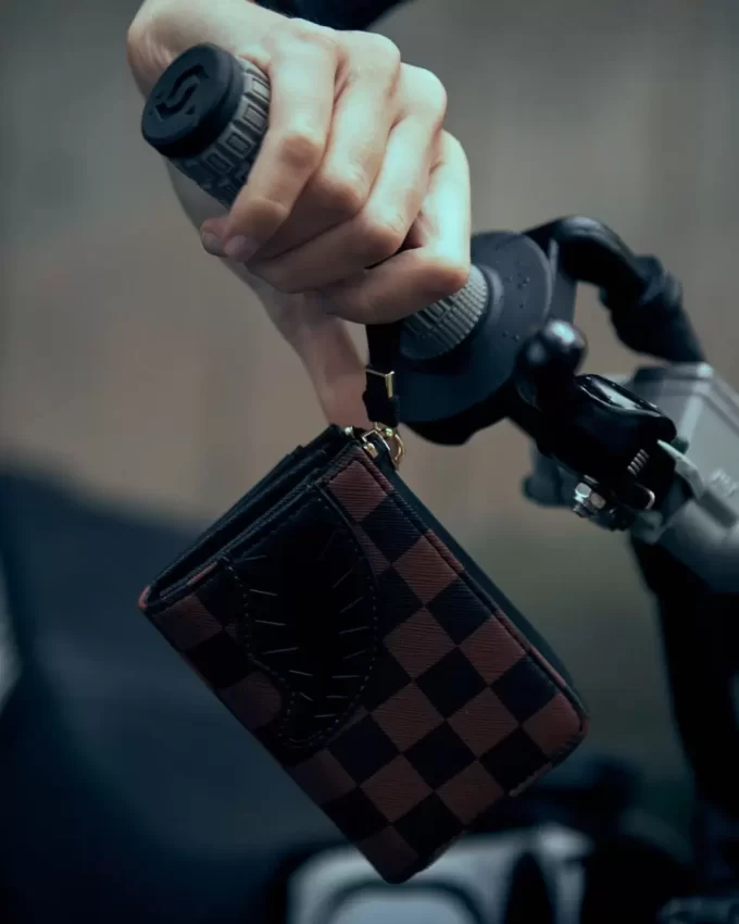 HENNY SCHLÄGT HAIE IN PARISER GELDBÖRSE