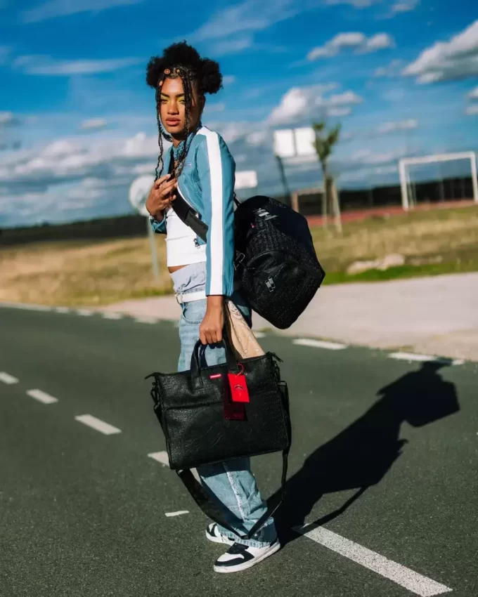 HYPERDIMENSIONALE REISETASCHE