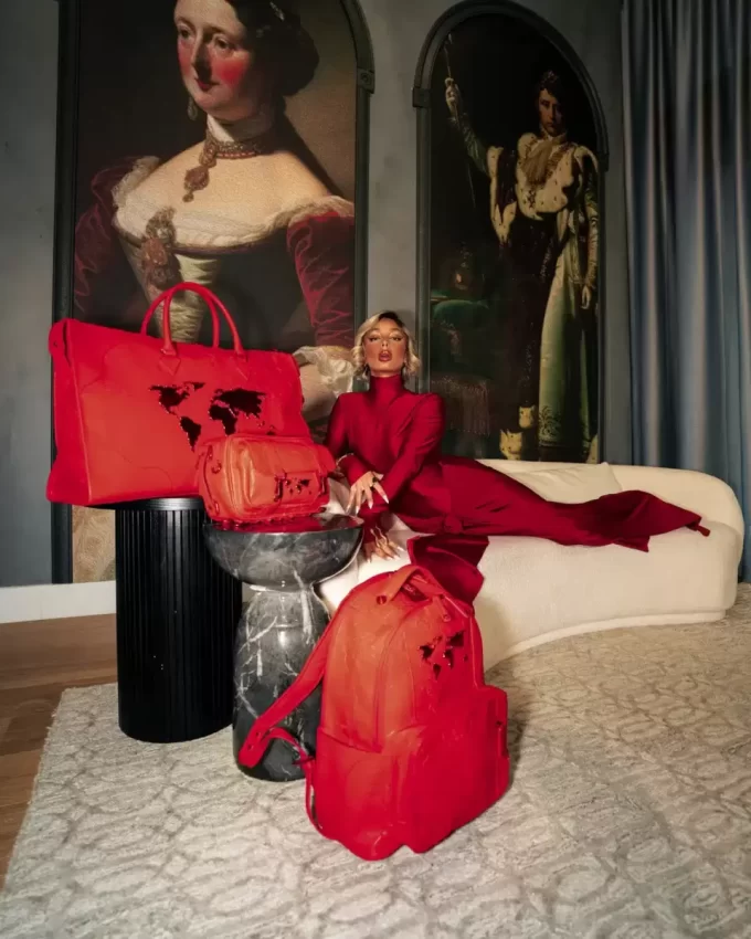 JAMES ERSTE KLASSE RUBINROTE PYRAMIDE GROSSE DUFFLE