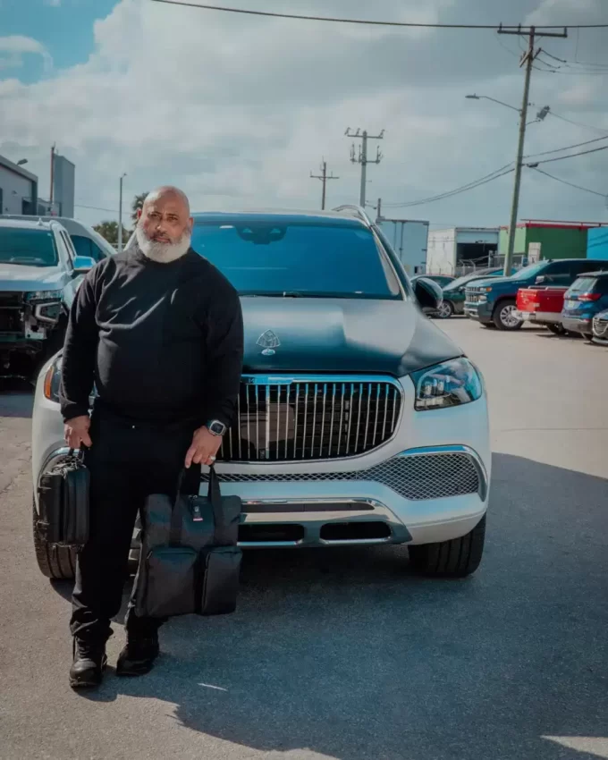 JAMES FIRST CLASS TYCOON TRAVELER CROSSOVER MESSENGER BAG JAMES FIRST CLASS TYCOON TRAVELER CROSSOVER MESSENGER BAG