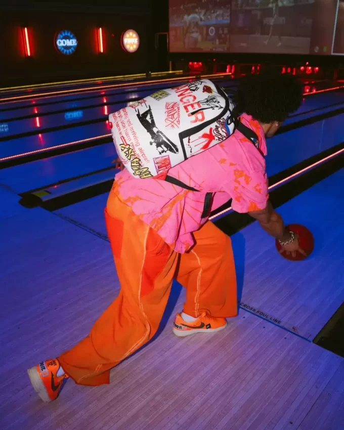 JETBLAST-SCHILD AUF DER STARTBAHN RUCKSACK