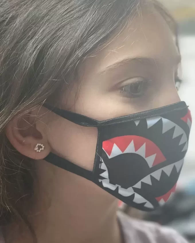 Kindermaske mit Haifischmaulmuster (klassische Passform)