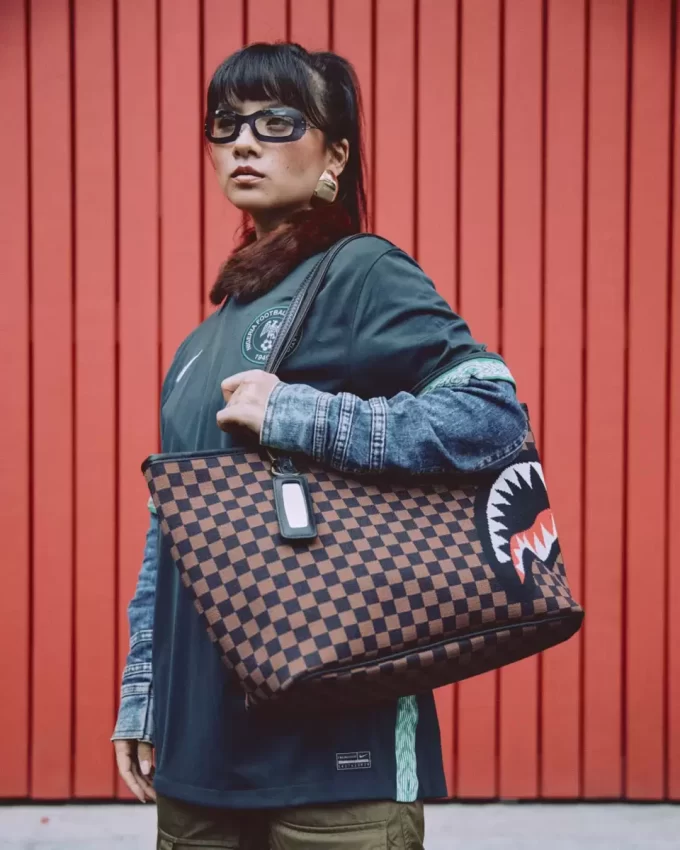 KYOTOKNIT-TASCHE „HAIE IN PARIS“.