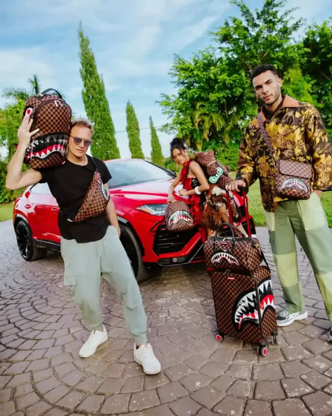 LENTICULAR EFFECTS CROSSOVER CLUTCH MIT SCHULTERRIEMEN