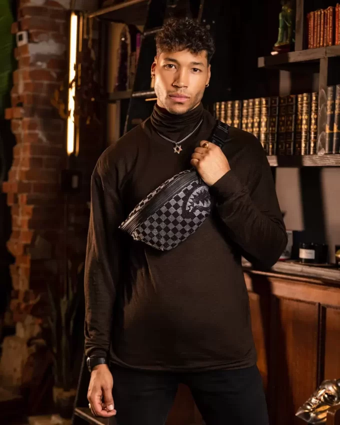 LICHTJAHRE VORAUS: CLEVERE UMHÄNGETRAGENE UMKLEIDUNG