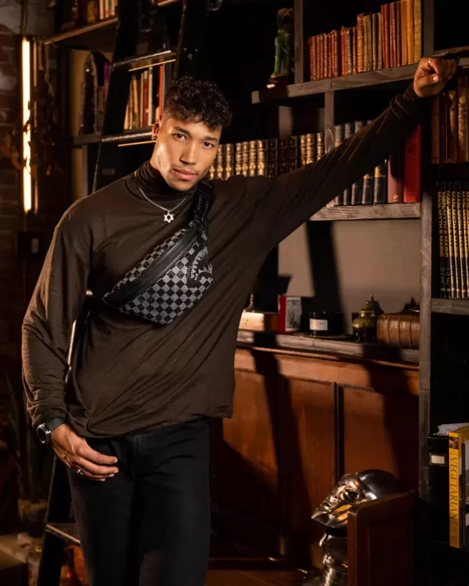 LICHTJAHRE VORAUS: CLEVERE UMHÄNGETRAGENE UMKLEIDUNG