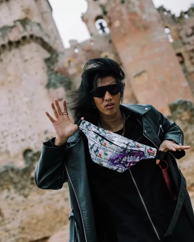 Milliarden auf der Bank – clevere Umhängetasche