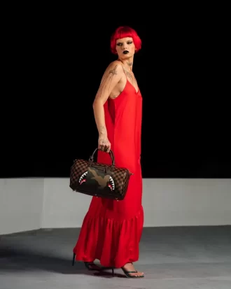 MINI-REISSVERSCHLUSSTASCHE MIT HAIEN IN PARIS AUSSEN