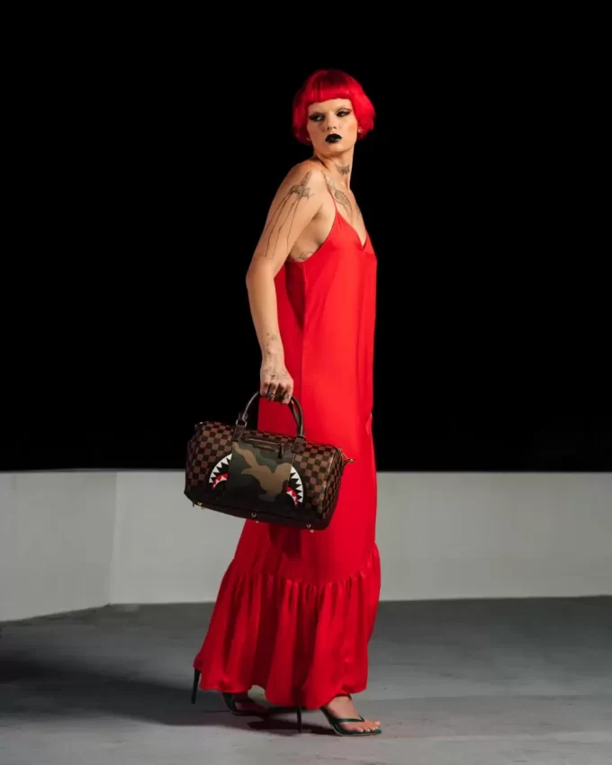 MINI-REISSVERSCHLUSSTASCHE MIT HAIEN IN PARIS AUSSEN MINI-REISSVERSCHLUSSTASCHE MIT HAIEN IN PARIS AUSSEN