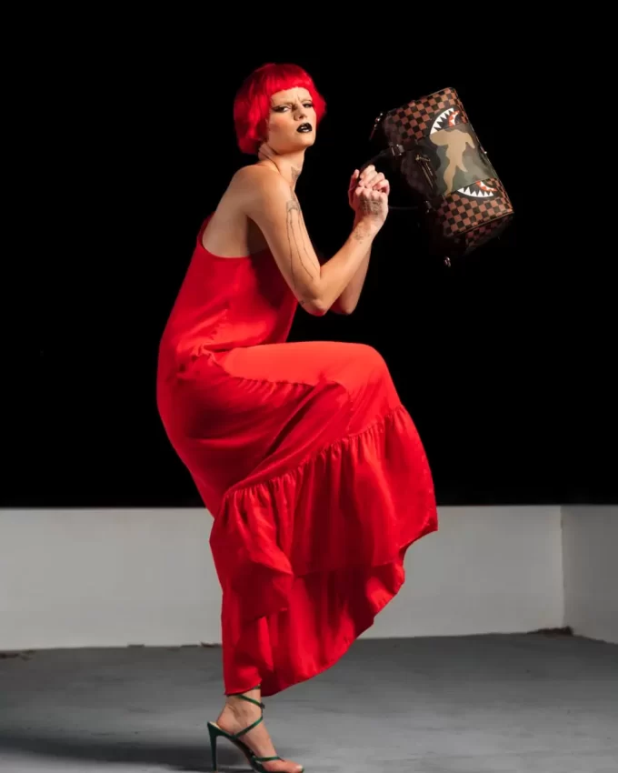 MINI-REISSVERSCHLUSSTASCHE MIT HAIEN IN PARIS AUSSEN MINI-REISSVERSCHLUSSTASCHE MIT HAIEN IN PARIS AUSSEN