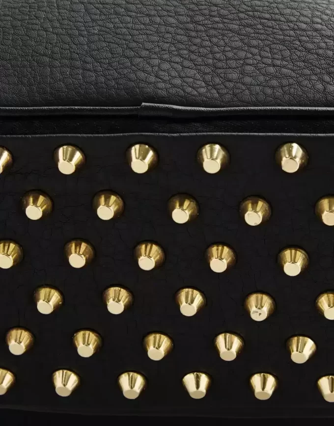 Mit Nieten besetzter Wilder