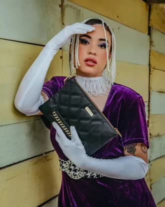 NOIR QUILT GOLD CHAIN  SHARK CROSSOVER CLUTCH