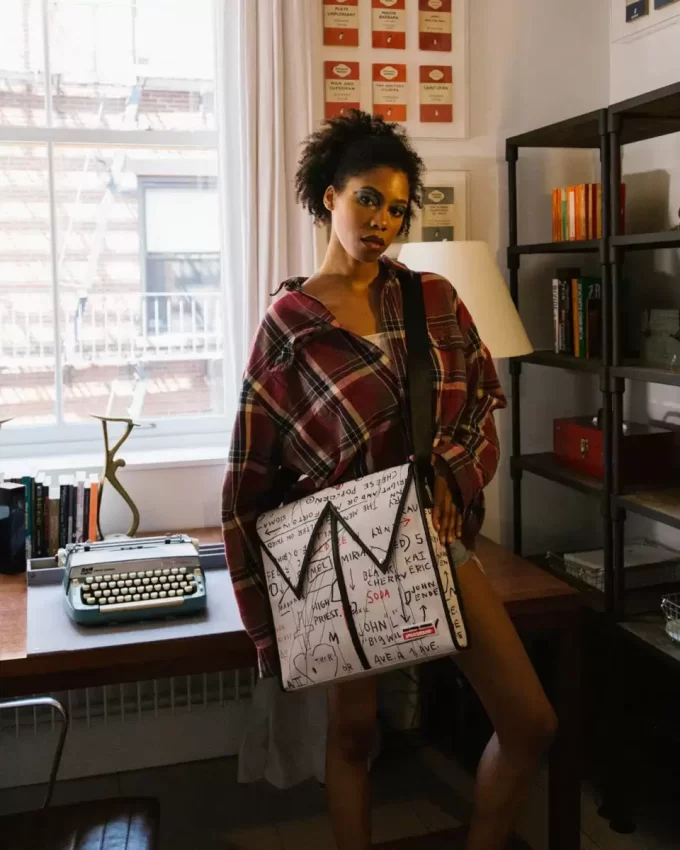 OFFIZIELLER BASQUIAT OHNE TITEL (KÄSEPOPCORN) 1983 SLING MESSENGER OFFIZIELLER BASQUIAT OHNE TITEL (KÄSEPOPCORN) 1983 SLING MESSENGER