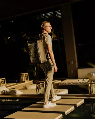 REALITÄTSCHECK: VINTAGE-HANDGITTER LÄSST SICH IN EINEN RUCKSACK VERWANDELN