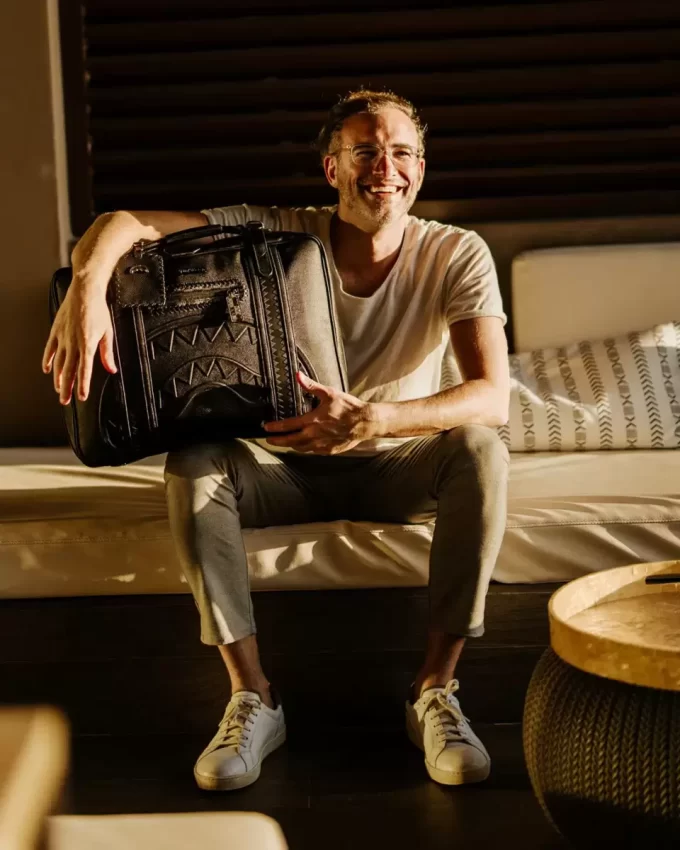 REALITÄTSCHECK: VINTAGE-HANDGITTER LÄSST SICH IN EINEN RUCKSACK VERWANDELN REALITÄTSCHECK: VINTAGE-HANDGITTER LÄSST SICH IN EINEN RUCKSACK VERWANDELN