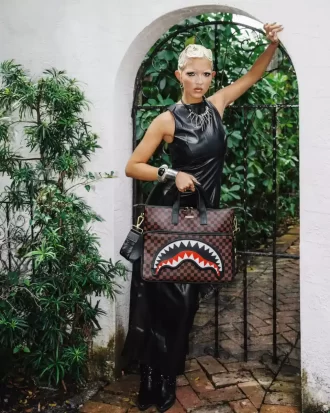 Reisetasche mit Sägezahnhaien in Paris