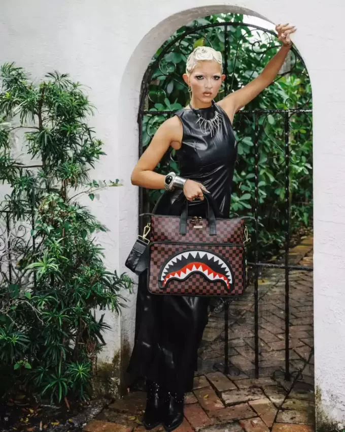 Reisetasche mit Sägezahnhaien in Paris