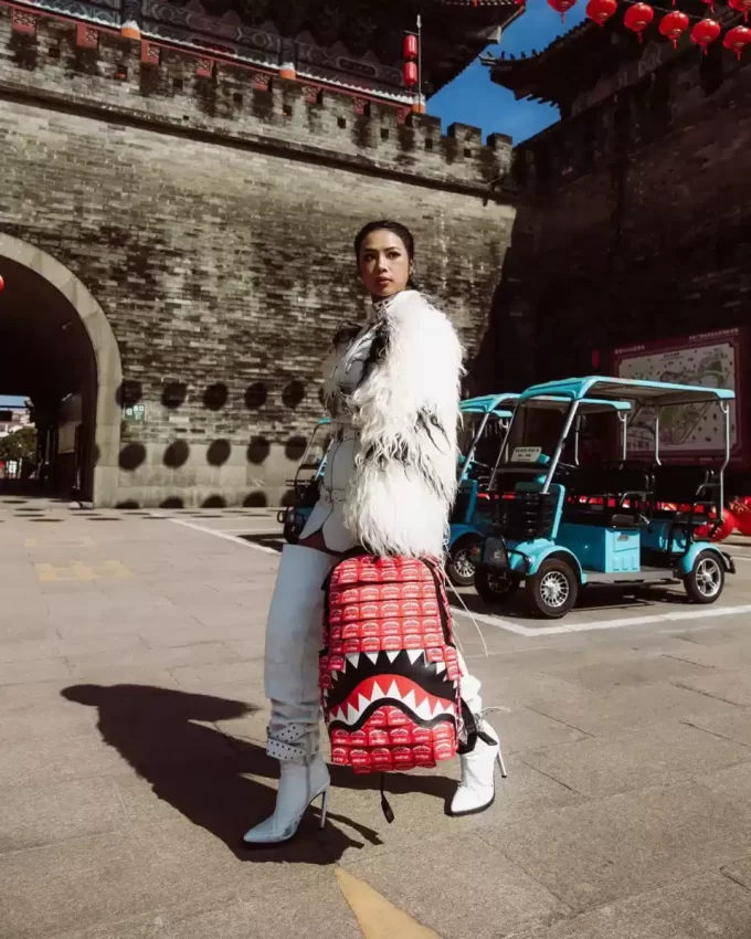 RUCKSACK AUS GEWEBTEN ETIKETTEN, AUS DEM HAIS GEFERTIGT